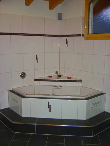 Küchenumbau mit Boden- und Wandplatten Umbau / Renovationen Oberwallis Maler Sanitärarbeiten Komplettlösungen für Wallis und Baustelle